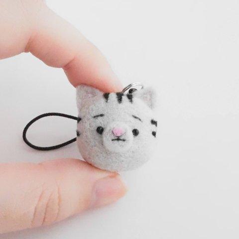 【受注製作】　まゆねこ【サバトラ】　携帯クリーナーストラップ　ニードルフェルト