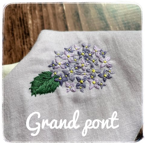 紫陽花の手刺繍スタイ❁⃘*.ﾟ