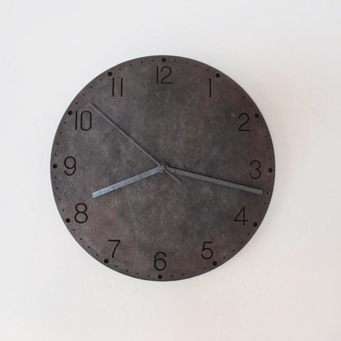 古塗装のモルタル掛け時計（ブラックベース）