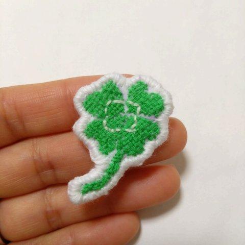 ワッペン　四つ葉のクローバー　ダーニング刺繍