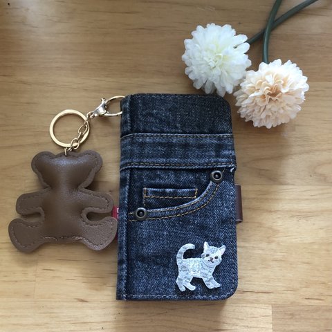 【子猫の刺繍】本格デニム生地★iPhone手帳型ケース★ブラウンベアのチャームつき