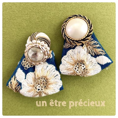 498☺︎ アンティークビジュー ボタン×インド刺繍リボン★ピアス イヤリング 深藍 花　レトロボタン　ボタンピアス　ボタンイヤリング　刺繍リボンタッセル 