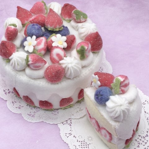 フェルトケーキ🍓🫐お花飾りの苺ケーキ　Ａ-3