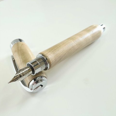 ホオノキの天然木の万年筆　銘木 木軸万年筆　無垢材削り出し　ボールペン変更可
