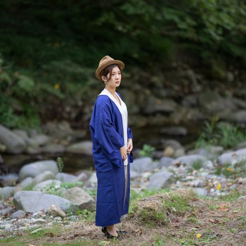 日本のシルク　紬の着物ローブで日本文化をカジュアルに羽織る<一点物><着物リメイク>蒼色