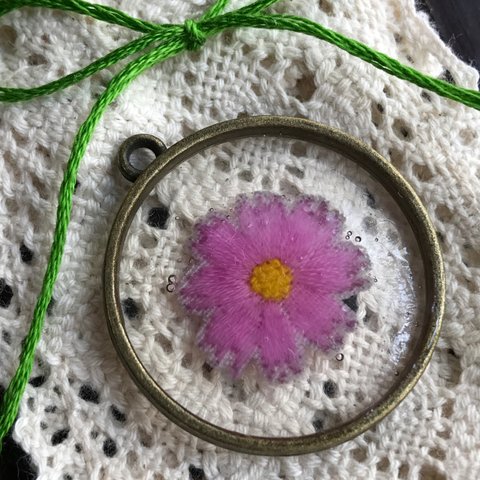 お花の刺繍ペンダントトップ(コスモス)