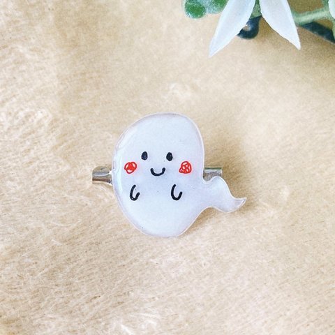 小さいおばけのプラバンバッジ　白色　レジン　手描き　Halloween🎃　普段使いもプレゼントにも　かわいい　可愛い　ワクワク