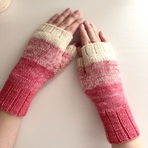 【再販】メランジの手編みハンドウォーマー/ピンク〜白