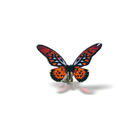 耳にとまる透ける蝶のイヤリング(ハート柄蝶-赤)
