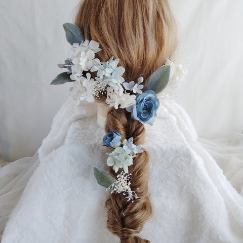 ナチュラルウェディングのヘアアクセサリー　フォトウェディング　白無垢　ヘッドドレス　結婚式　編みおろし　ヘッドパーツ　髪飾り　水色　みず色　パステルブルー　くすみブルー　くすみ青