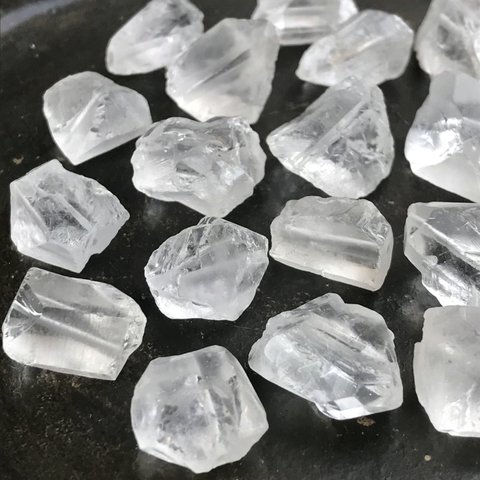 4個 ラフロック クリスタル 水晶 原石 大粒 タンブル 穴あり 天然石 素材 パーツ ハンドメイド 粒売り 