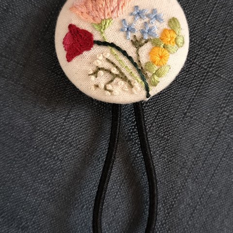 お花の刺繍[くるみボタン]ヘアゴム