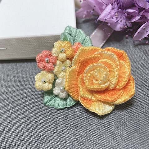 刺繍のお花ブローチ 薔薇