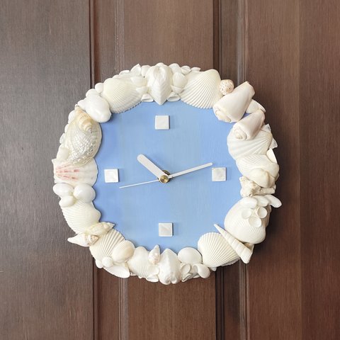 白い貝の掛け時計