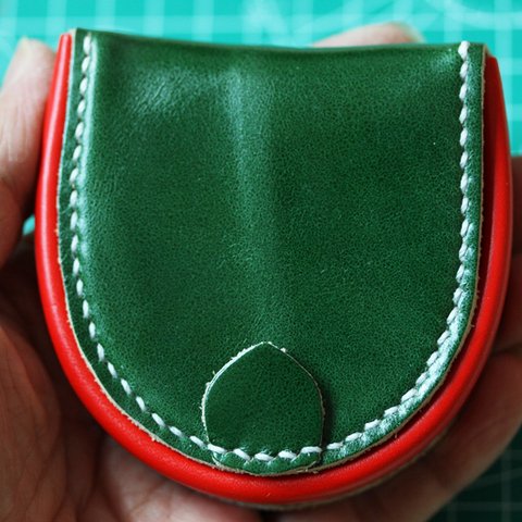 最新番ハンドメイド （馬蹄型）半円型小銭入れコインケース手縫い　ダブルカラー千歳緑/レッド限定1点