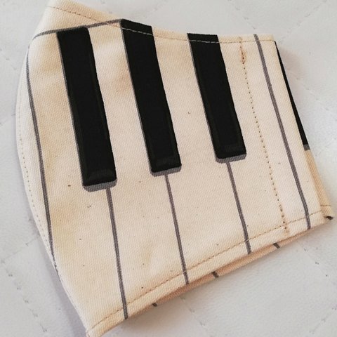【ピアノ鍵盤柄】生成り　ピアノ鍵盤の立体マスク　音楽　ベージュ　手作りマスク