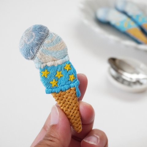 ミズクラゲ×アイス 手刺繍ブローチ