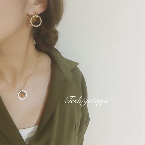 Design ring  tortoiseshell necklace