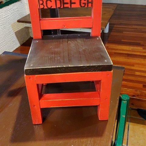 幼児用、雑貨椅子オレンジ色