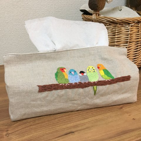 5種類のインコの刺繍がかわいいティッシュケース　なかよしいろいろインコさん