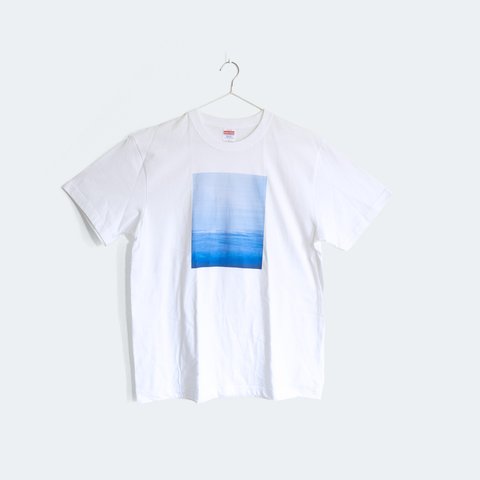 青い空と海面を描いた、白いTシャツ