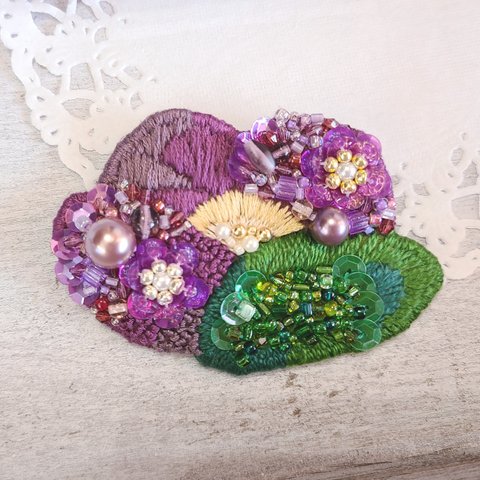 秋冬のキラキラブローチ＊紫のお花の刺繍ブローチ＊ビーズとスパンコール