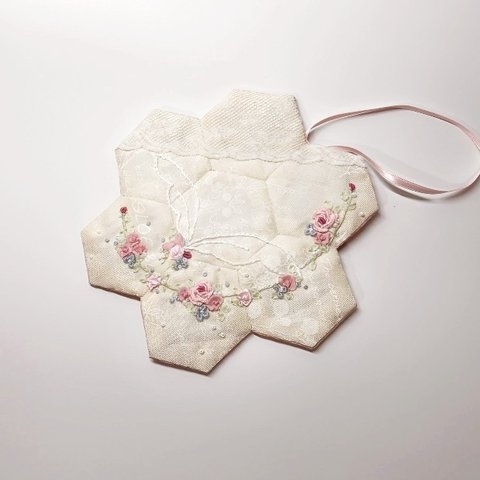 天使の羽とローズ刺繍のドイリー