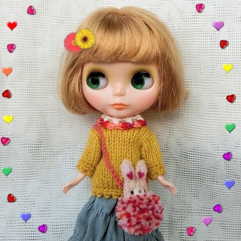 【手編み・ニット】ブライス用セーター、うさぎ＆ボンボンのポシェット風飾り