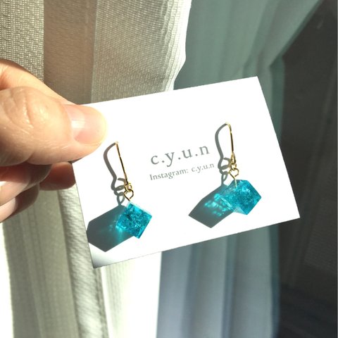 再販︴ゆれる海の欠片ピアス/イヤリング‎𓊆 ハワイアンブルー𓊇 〈キューブ  青 アレルギー金具選択可 〉