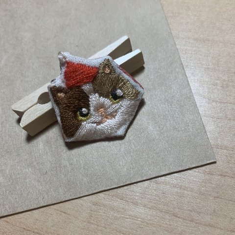 【クリスマス限定】刺繍ブローチ　三毛猫