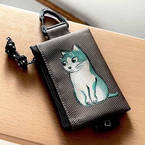 鞄に付ける小物入れ(12) 緑のハチワレ猫のポーチ③ バッグチャーム 原画
