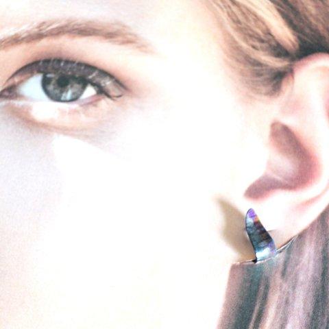 Titanium ear cuff・しずく型のチタンイヤーカフ=枯れた青に紫=