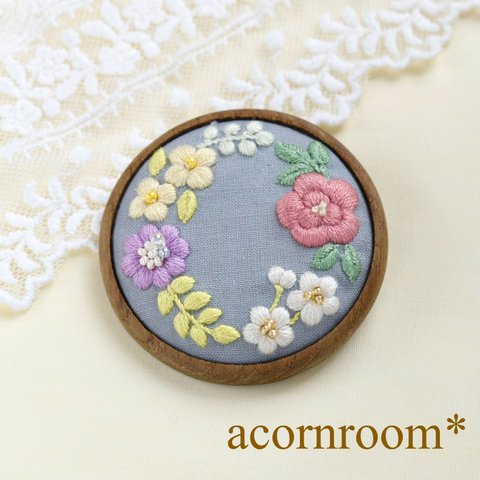 お花サークルの刺繍ブローチ