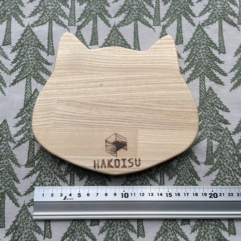 【職人の気まぐれまな板(小)：ねこ(穴なし)】北海道産天然木材使用の木製まな板です。全てフリーハンドの世界にひとつの違った形。カッティングボード/木の食器としてお皿代わりに/小物のディスプレイ