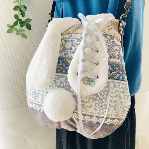 【インド刺繍RIBON】編み上げ・革調グレー・クリスタルストーン【大うさぎポシェット】