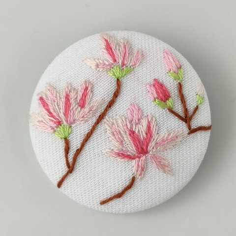 ベビーピンクの木蓮刺繍ブローチ