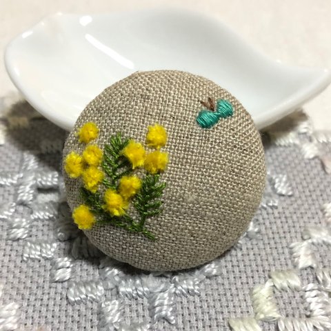 「ふわふわミモザとちょうちょ」刺繍ブローチ