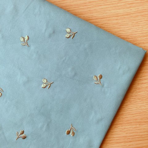 50*50【ブロード刺繍】ぷっくり刺繍のミニチェリー／くすみ水色《 生地 ブロード生地 ブロード さくらんぼ チェリー さくらんぼ柄 刺繍 入園グッズ ラメ COTTONCANDY 薄手 》