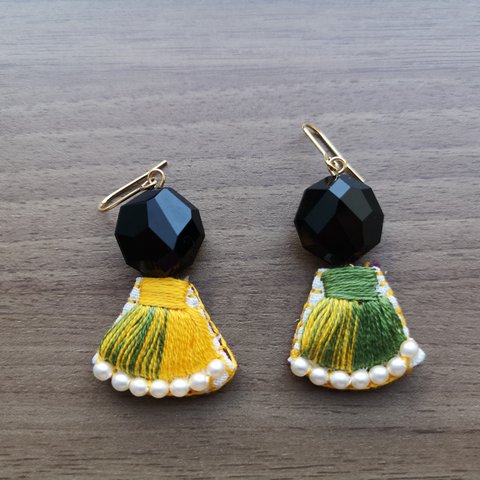 秋色刺繍タッセルのピアス(オレンジ)