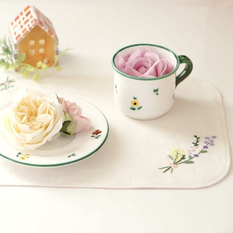 お花刺繍のランチョンマット　布　ランチタイム　ハーブの花束