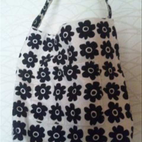 黒い花のバッグ