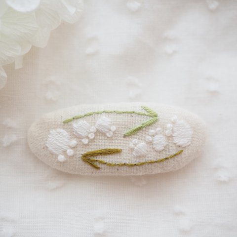 すずらんの刺繍パッチンピン　オフホワイト／キナリ／ヘアピン／ベビー／送料無料