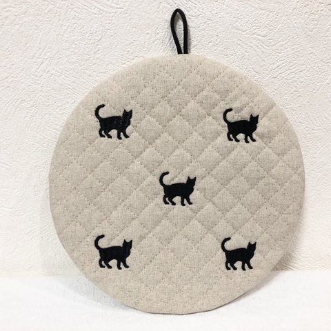 たくさんの黒猫ちゃん刺繍入り まーるい鍋敷き ポットマット ルクルーゼにも