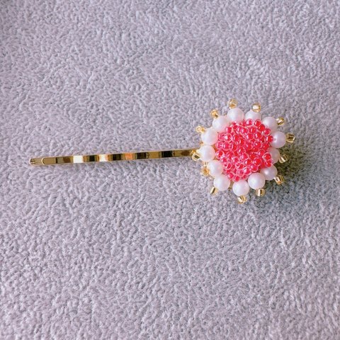 トルコビーズとパールの刺繍　お花ヘアピン　紅白