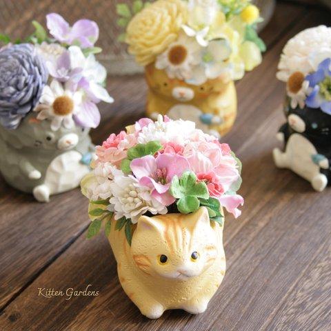 春色のお花を運ぶ猫アレンジメント