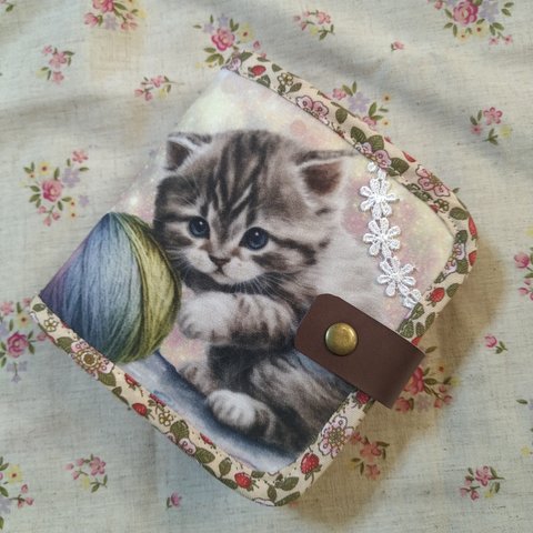 （ご予約作品）折り財布、カード入れ裏側ポケットあり、２つ（毛糸と猫ちゃんパネル）