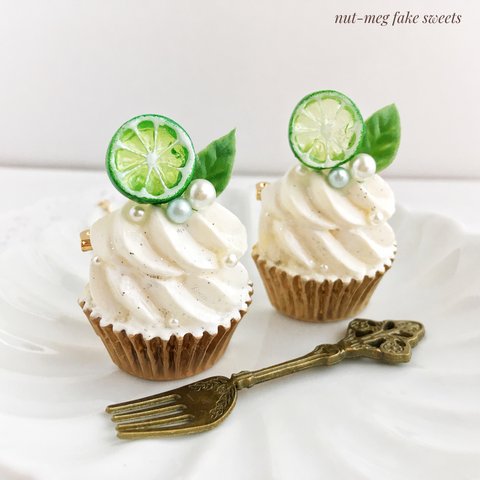 ライムパイのネックレス(lime pie /ペンダント/フェイクスイーツ/フェイクフード/食品サンプル/スイーツデコ)