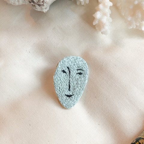  刺繍イヤリング／ピアス　Face Earrings /  Smoke blue