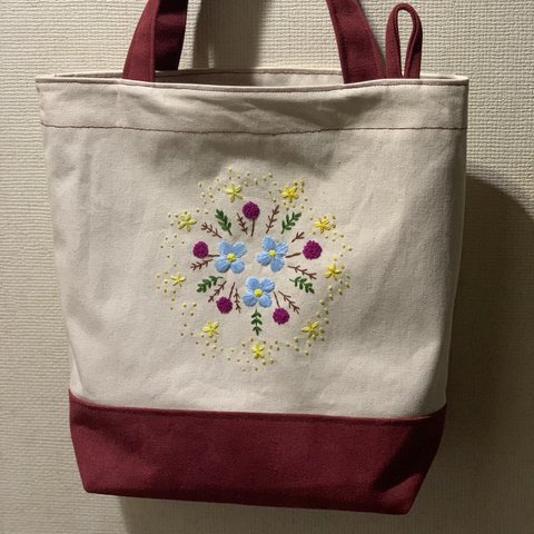 赤いトートに水色の花バック