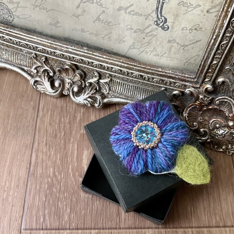 ふっくらお花の毛糸 刺繍 ブローチ　青　紫　グラデーション　ミックスベリー　スワロフスキー　オーロラ　北欧　チェコビーズ　秋 冬